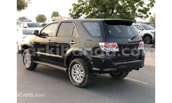 Nunua Imported Toyota Fortuner Nyeusi Gari ndani ya Import - Dubai nchini Uganda Nunua Imported Toyota Fortuner Nyeusi Gari ndani ya Import - Dubai nchini Uganda