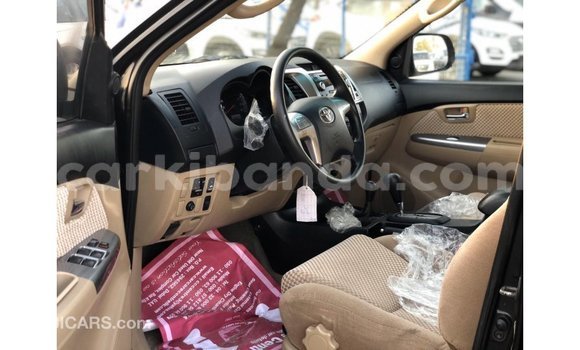 Nunua Imported Toyota Fortuner Nyeusi Gari ndani ya Import - Dubai nchini Uganda Nunua Imported Toyota Fortuner Nyeusi Gari ndani ya Import - Dubai nchini Uganda