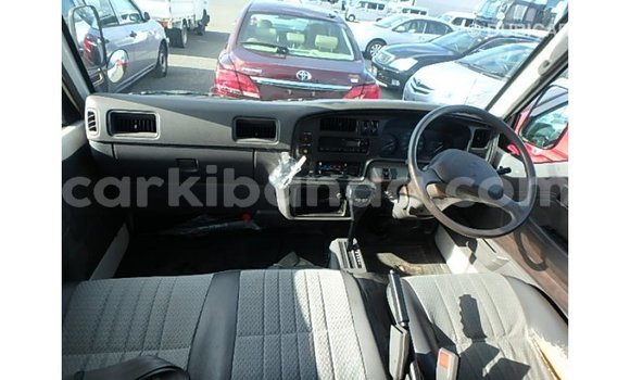 Acheter Import Voiture Nissan Caravan Blanc à Import - Dubai, Ouganda Acheter Import Voiture Nissan Caravan Blanc à Import - Dubai, Ouganda