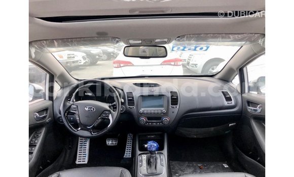 Acheter Import Voiture Kia Cerato Blanc à Import - Dubai, Ouganda Acheter Import Voiture Kia Cerato Blanc à Import - Dubai, Ouganda