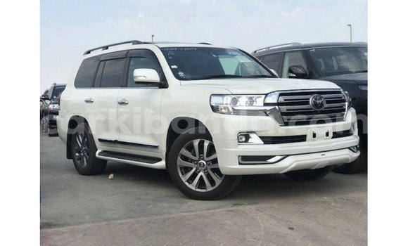 Nunua Imported Toyota Land Cruiser Nyeupe Gari ndani ya Import - Dubai nchini Uganda
