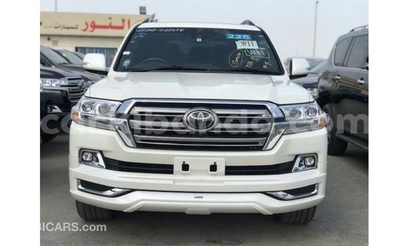 Acheter Import Voiture Toyota Land Cruiser Blanc à Import - Dubai, Ouganda Acheter Import Voiture Toyota Land Cruiser Blanc à Import - Dubai, Ouganda