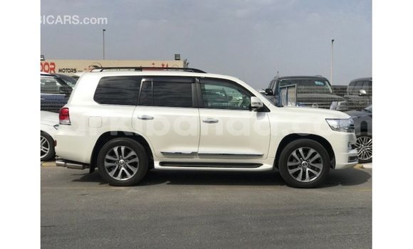 Acheter Import Voiture Toyota Land Cruiser Blanc à Import - Dubai, Ouganda Acheter Import Voiture Toyota Land Cruiser Blanc à Import - Dubai, Ouganda