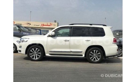 Acheter Import Voiture Toyota Land Cruiser Blanc à Import - Dubai, Ouganda Acheter Import Voiture Toyota Land Cruiser Blanc à Import - Dubai, Ouganda