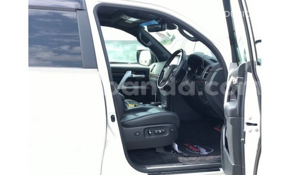 Acheter Import Voiture Toyota Land Cruiser Blanc à Import - Dubai, Ouganda Acheter Import Voiture Toyota Land Cruiser Blanc à Import - Dubai, Ouganda