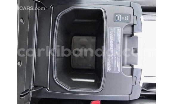 Acheter Import Voiture Toyota Land Cruiser Blanc à Import - Dubai, Ouganda Acheter Import Voiture Toyota Land Cruiser Blanc à Import - Dubai, Ouganda