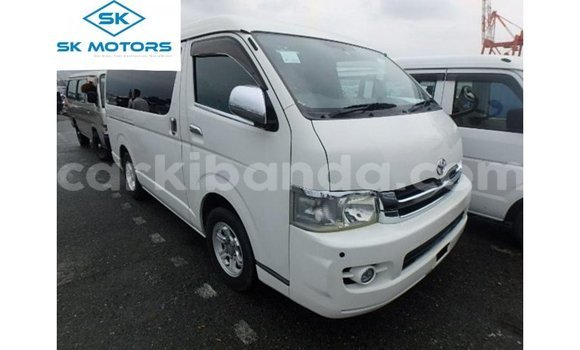Acheter Import Voiture Toyota Regius Blanc à Import - Dubai, Ouganda