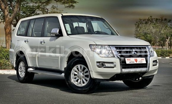 Acheter Import Voiture Mitsubishi Pajero Blanc à Import - Dubai, Ouganda