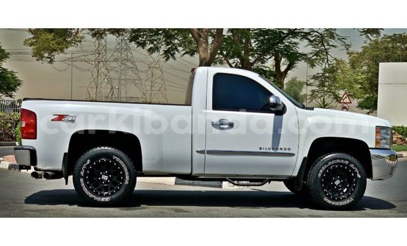 Acheter Import Voiture Chevrolet Silverado Blanc à Import - Dubai, Ouganda Acheter Import Voiture Chevrolet Silverado Blanc à Import - Dubai, Ouganda
