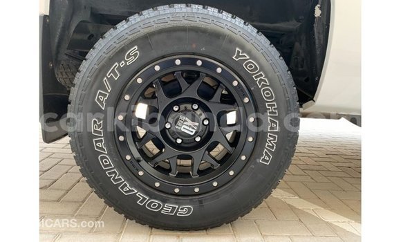 Acheter Import Voiture Chevrolet Silverado Blanc à Import - Dubai, Ouganda Acheter Import Voiture Chevrolet Silverado Blanc à Import - Dubai, Ouganda