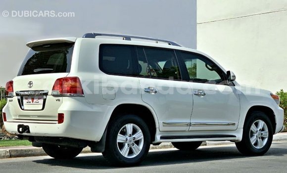 Acheter Import Voiture Toyota Land Cruiser Blanc à Import - Dubai, Ouganda Acheter Import Voiture Toyota Land Cruiser Blanc à Import - Dubai, Ouganda