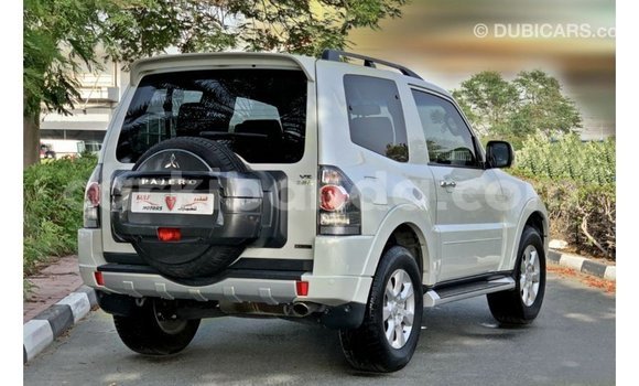 Acheter Import Voiture Mitsubishi Pajero Blanc à Import - Dubai, Ouganda Acheter Import Voiture Mitsubishi Pajero Blanc à Import - Dubai, Ouganda