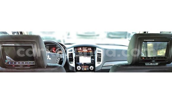 Acheter Import Voiture Mitsubishi Pajero Blanc à Import - Dubai, Ouganda Acheter Import Voiture Mitsubishi Pajero Blanc à Import - Dubai, Ouganda