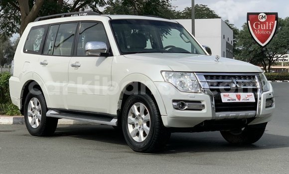 Nunua Imported Mitsubishi Pajero Nyeupe Gari ndani ya Import - Dubai nchini Uganda