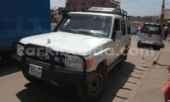 Buy Used Toyota Land Cruiser White Car in Kampala in Uganda Buy Used Toyota Land Cruiser White Car in Kampala in Uganda