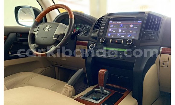 Nunua Imported Toyota Land Cruiser Nyeusi Gari ndani ya Import - Dubai nchini Uganda Nunua Imported Toyota Land Cruiser Nyeusi Gari ndani ya Import - Dubai nchini Uganda