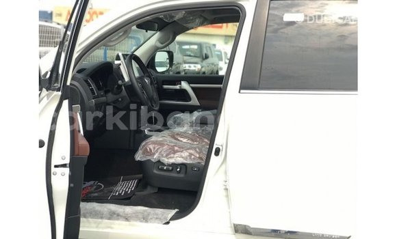 Gura Imported Toyota Land Cruiser White Imodoka i Import - Dubai mu Uganda Gura Imported Toyota Land Cruiser White Imodoka i Import - Dubai mu Uganda