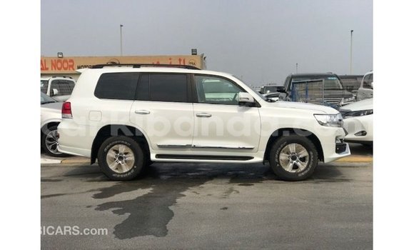 Gura Imported Toyota Land Cruiser White Imodoka i Import - Dubai mu Uganda Gura Imported Toyota Land Cruiser White Imodoka i Import - Dubai mu Uganda