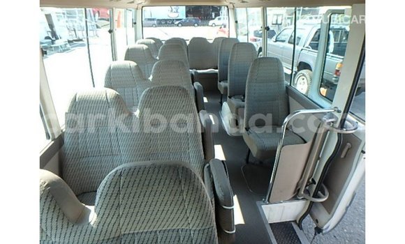 Acheter Import Voiture Toyota Coaster Blanc à Import - Dubai, Ouganda Acheter Import Voiture Toyota Coaster Blanc à Import - Dubai, Ouganda