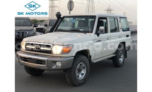 Nunua Imported Toyota Land Cruiser Nyeupe Gari ndani ya Import - Dubai nchini Uganda