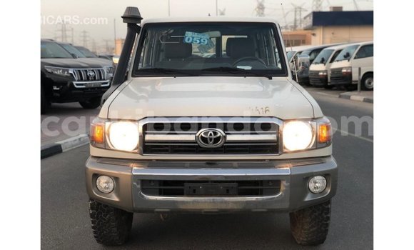 Acheter Import Voiture Toyota Land Cruiser Blanc à Import - Dubai, Ouganda Acheter Import Voiture Toyota Land Cruiser Blanc à Import - Dubai, Ouganda