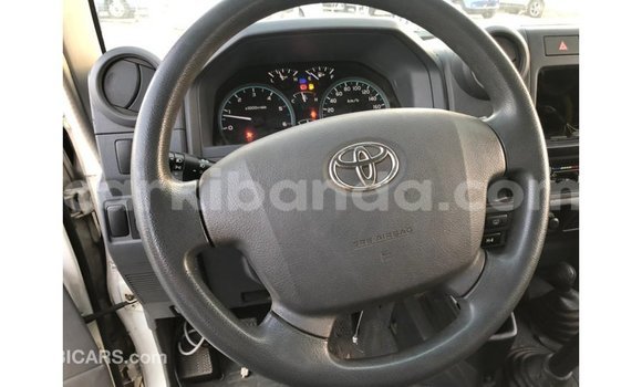 Acheter Import Voiture Toyota Land Cruiser Blanc à Import - Dubai, Ouganda Acheter Import Voiture Toyota Land Cruiser Blanc à Import - Dubai, Ouganda