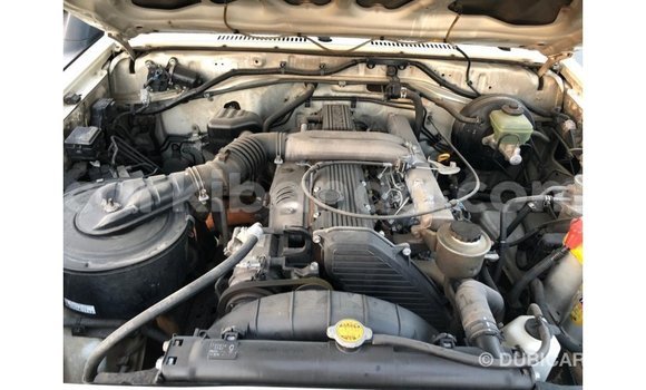 Acheter Import Voiture Toyota Land Cruiser Blanc à Import - Dubai, Ouganda Acheter Import Voiture Toyota Land Cruiser Blanc à Import - Dubai, Ouganda