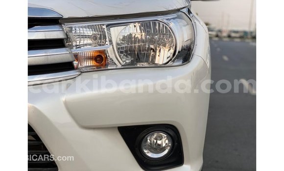 Acheter Import Voiture Toyota Hilux Blanc à Import - Dubai, Ouganda Acheter Import Voiture Toyota Hilux Blanc à Import - Dubai, Ouganda