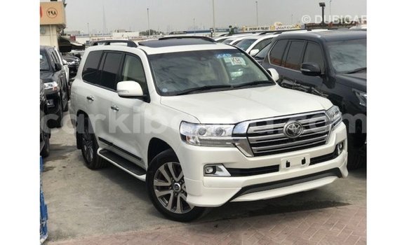 Acheter Import Voiture Toyota Land Cruiser Blanc à Import - Dubai, Ouganda Acheter Import Voiture Toyota Land Cruiser Blanc à Import - Dubai, Ouganda