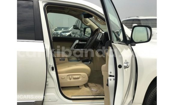 Acheter Import Voiture Toyota Land Cruiser Blanc à Import - Dubai, Ouganda Acheter Import Voiture Toyota Land Cruiser Blanc à Import - Dubai, Ouganda