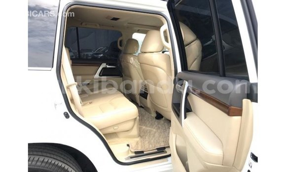 Acheter Import Voiture Toyota Land Cruiser Blanc à Import - Dubai, Ouganda Acheter Import Voiture Toyota Land Cruiser Blanc à Import - Dubai, Ouganda