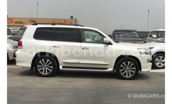 Acheter Import Voiture Toyota Land Cruiser Blanc à Import - Dubai, Ouganda Acheter Import Voiture Toyota Land Cruiser Blanc à Import - Dubai, Ouganda