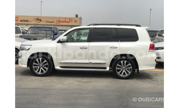 Acheter Import Voiture Toyota Land Cruiser Blanc à Import - Dubai, Ouganda Acheter Import Voiture Toyota Land Cruiser Blanc à Import - Dubai, Ouganda
