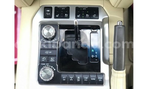 Acheter Import Voiture Toyota Land Cruiser Blanc à Import - Dubai, Ouganda Acheter Import Voiture Toyota Land Cruiser Blanc à Import - Dubai, Ouganda
