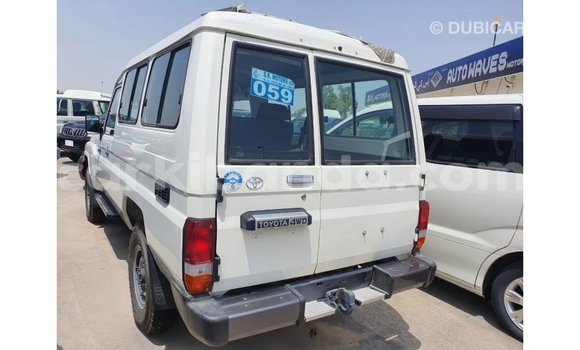 Acheter Import Voiture Toyota Land Cruiser Blanc à Import - Dubai, Ouganda Acheter Import Voiture Toyota Land Cruiser Blanc à Import - Dubai, Ouganda