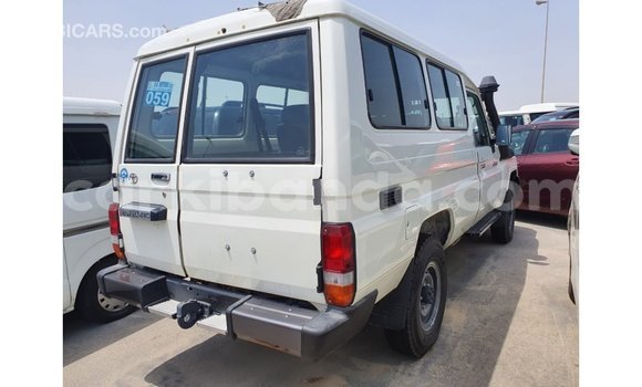 Acheter Import Voiture Toyota Land Cruiser Blanc à Import - Dubai, Ouganda Acheter Import Voiture Toyota Land Cruiser Blanc à Import - Dubai, Ouganda