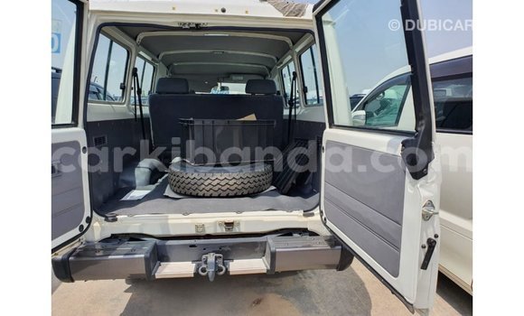Acheter Import Voiture Toyota Land Cruiser Blanc à Import - Dubai, Ouganda Acheter Import Voiture Toyota Land Cruiser Blanc à Import - Dubai, Ouganda