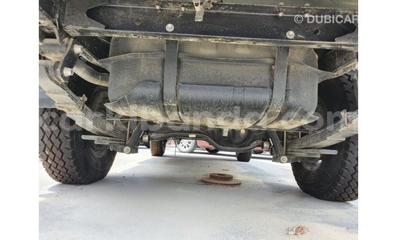 Acheter Import Voiture Toyota Land Cruiser Blanc à Import - Dubai, Ouganda Acheter Import Voiture Toyota Land Cruiser Blanc à Import - Dubai, Ouganda