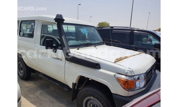 Acheter Import Voiture Toyota Land Cruiser Blanc à Import - Dubai, Ouganda Acheter Import Voiture Toyota Land Cruiser Blanc à Import - Dubai, Ouganda