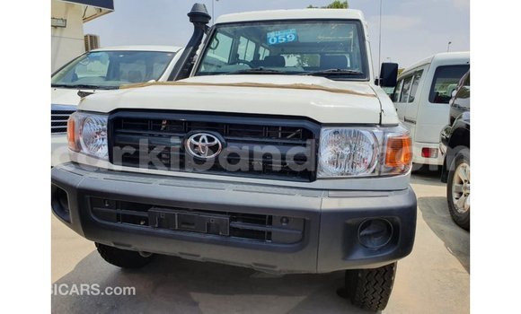 Acheter Import Voiture Toyota Land Cruiser Blanc à Import - Dubai, Ouganda Acheter Import Voiture Toyota Land Cruiser Blanc à Import - Dubai, Ouganda