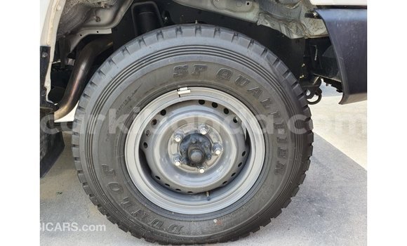 Acheter Import Voiture Toyota Land Cruiser Blanc à Import - Dubai, Ouganda Acheter Import Voiture Toyota Land Cruiser Blanc à Import - Dubai, Ouganda