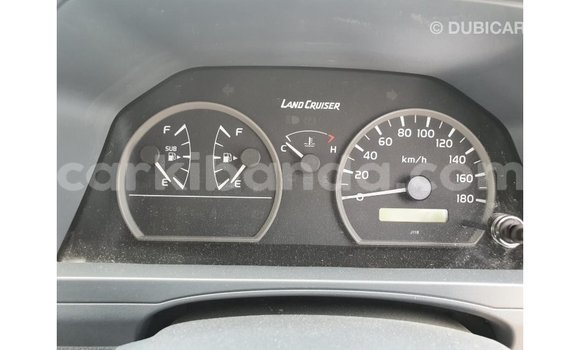 Acheter Import Voiture Toyota Land Cruiser Blanc à Import - Dubai, Ouganda Acheter Import Voiture Toyota Land Cruiser Blanc à Import - Dubai, Ouganda