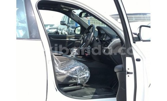 Nunua Imported BMW X5 Nyeupe Gari ndani ya Import - Dubai nchini Uganda Nunua Imported BMW X5 Nyeupe Gari ndani ya Import - Dubai nchini Uganda
