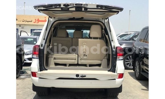 Gura Imported Toyota Land Cruiser White Imodoka i Import - Dubai mu Uganda Gura Imported Toyota Land Cruiser White Imodoka i Import - Dubai mu Uganda