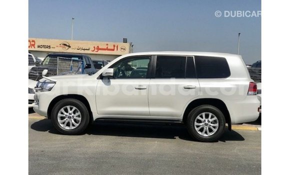Gura Imported Toyota Land Cruiser White Imodoka i Import - Dubai mu Uganda Gura Imported Toyota Land Cruiser White Imodoka i Import - Dubai mu Uganda