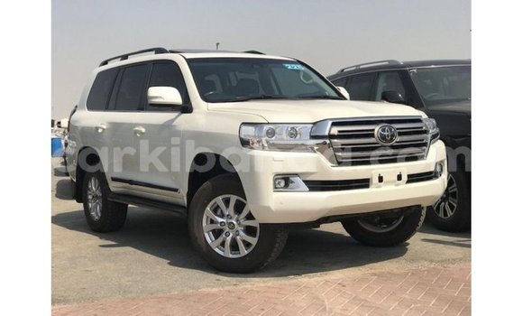 Nunua Imported Toyota Land Cruiser Nyeupe Gari ndani ya Import - Dubai nchini Uganda Nunua Imported Toyota Land Cruiser Nyeupe Gari ndani ya Import - Dubai nchini Uganda