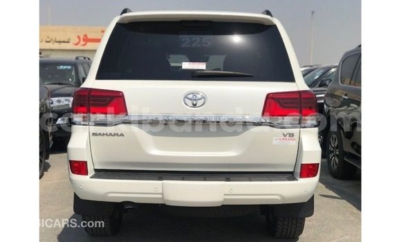 Nunua Imported Toyota Land Cruiser Nyeupe Gari ndani ya Import - Dubai nchini Uganda Nunua Imported Toyota Land Cruiser Nyeupe Gari ndani ya Import - Dubai nchini Uganda