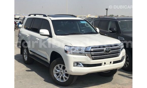 Nunua Imported Toyota Land Cruiser Nyeupe Gari ndani ya Import - Dubai nchini Uganda Nunua Imported Toyota Land Cruiser Nyeupe Gari ndani ya Import - Dubai nchini Uganda