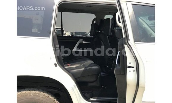 Nunua Imported Toyota Land Cruiser Nyeupe Gari ndani ya Import - Dubai nchini Uganda Nunua Imported Toyota Land Cruiser Nyeupe Gari ndani ya Import - Dubai nchini Uganda