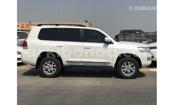 Nunua Imported Toyota Land Cruiser Nyeupe Gari ndani ya Import - Dubai nchini Uganda Nunua Imported Toyota Land Cruiser Nyeupe Gari ndani ya Import - Dubai nchini Uganda
